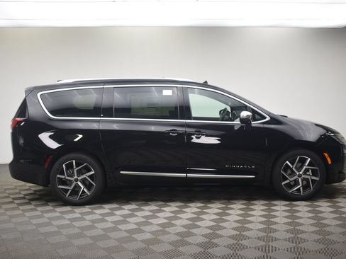 New 2027 Chrysler Pacifica Pinnacle FWD image 3