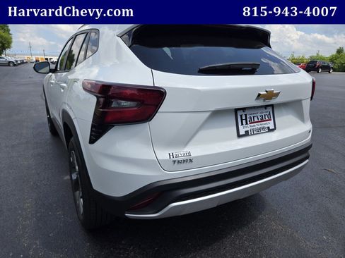 Certified 2025 Chevrolet Trax LT FWD image 33