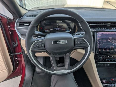 Used 2025 Jeep Grand Cherokee L Limited w/ Luxury Tech Group II AWD/4WD image 11