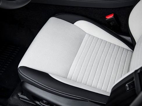 Used 2024 Land Rover Discovery Sport S image 15