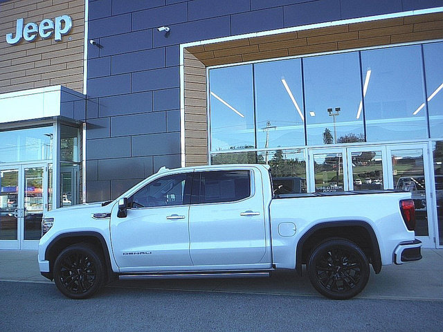 Used 2022 GMC Sierra 1500 Denali w/ Denali Reserve Package AWD/4WD image 2