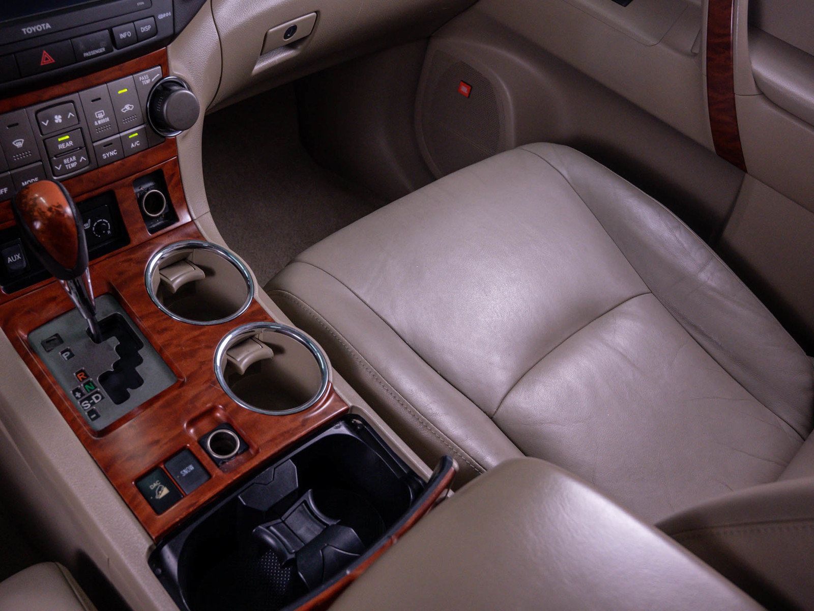 Used 2010 Toyota Highlander Limited w/ Extra Value Pkg 8 AWD/4WD image 29