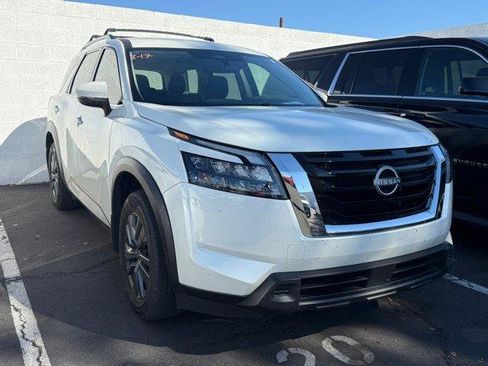 Used 2024 Nissan Pathfinder SV image 2