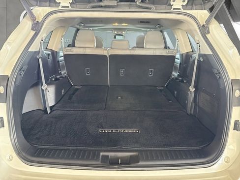 Used 2020 Toyota Highlander XLE image 19