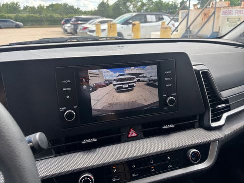 Used 2025 Kia Sportage LX image 23