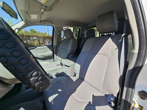 Used 2014 Nissan Frontier SV image 10