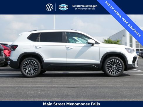 Used 2025 Volkswagen Taos SE image 2
