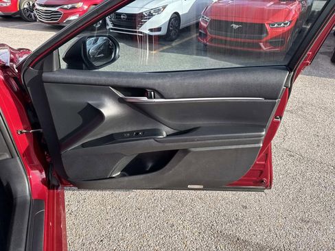 Used 2018 Toyota Camry LE FWD image 14