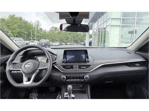Used 2025 Nissan Altima 2.5 SV FWD image 10