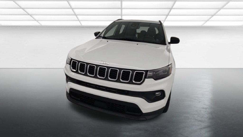 Used 2024 Jeep Compass Latitude AWD/4WD image 2