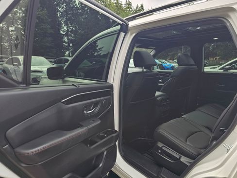 Certified 2025 Honda Pilot Black Edition image 19
