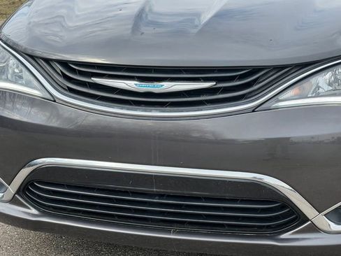 Used 2018 Chrysler Pacifica Touring-L FWD image 40