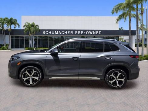 Certified 2025 Volkswagen Tiguan SE w/ Panoramic Sunroof Package AWD/4WD image 4