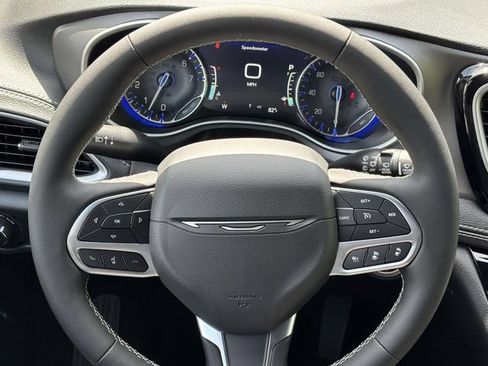 New 2027 Chrysler Pacifica Select FWD image 13