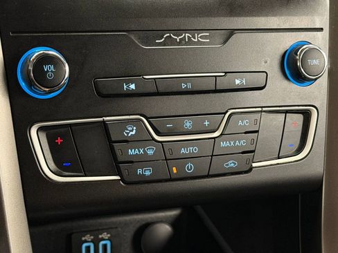 Used 2019 Ford Fusion SE FWD image 16