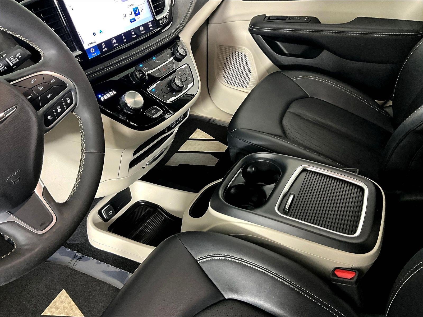Used 2024 Chrysler Pacifica Limited FWD image 18