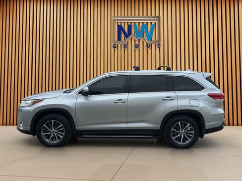 Used 2019 Toyota Highlander XLE AWD/4WD image 32