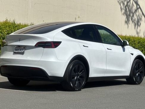 Used 2025 Tesla Model Y Long Range image 4