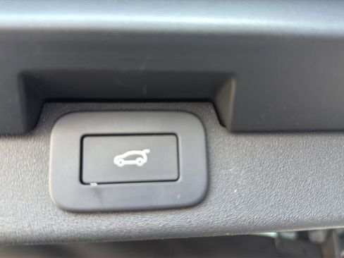 Used 2025 Land Rover Discovery S AWD/4WD image 19