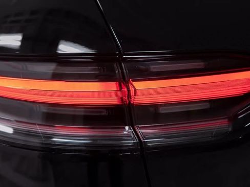 Certified 2025 Porsche Macan Turbo image 34