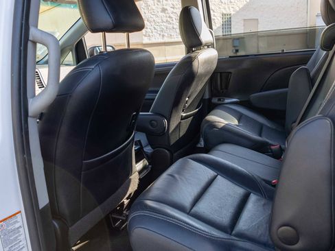 Used 2015 Toyota Sienna SE image 18