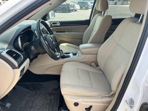 Used 2019 Jeep Grand Cherokee Laredo AWD/4WD image 27