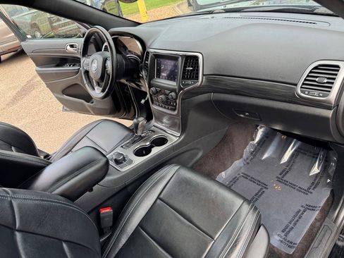 Used 2019 Jeep Grand Cherokee Laredo AWD/4WD image 29