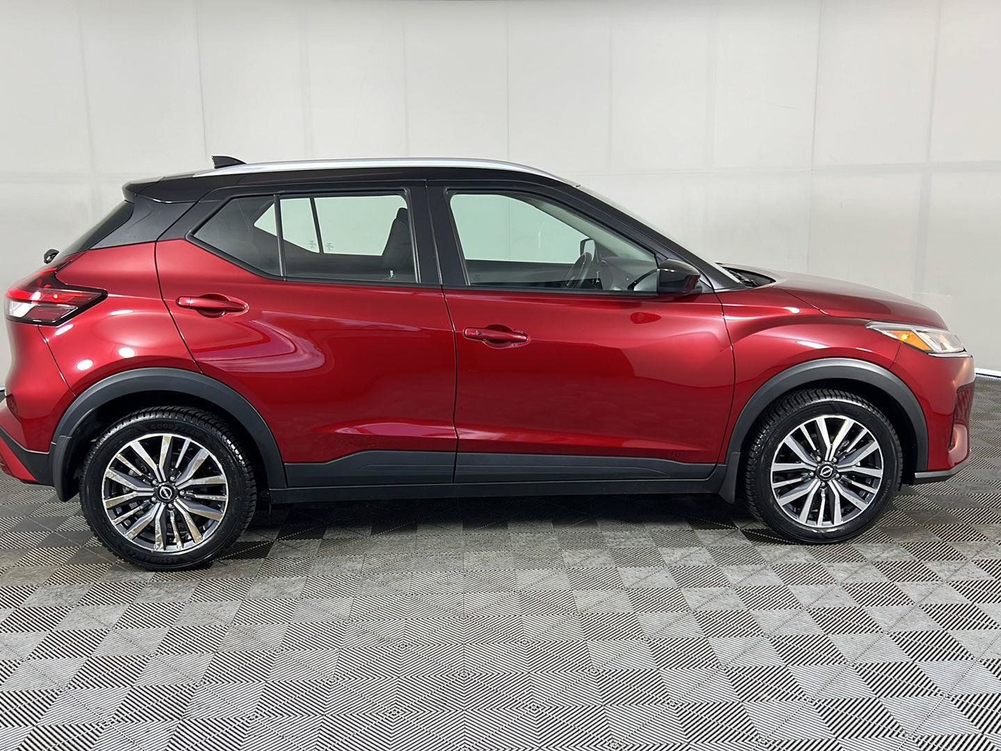 Used 2023 Nissan Kicks SV FWD image 3