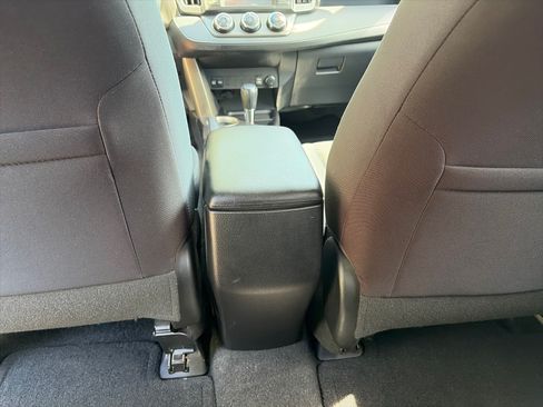 Used 2015 Toyota RAV4 LE AWD/4WD image 12