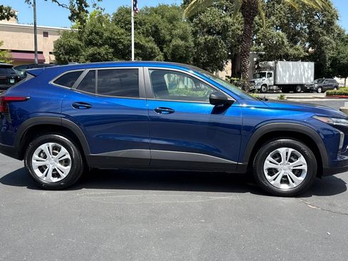 Used 2024 Chevrolet Trax LS FWD image 2