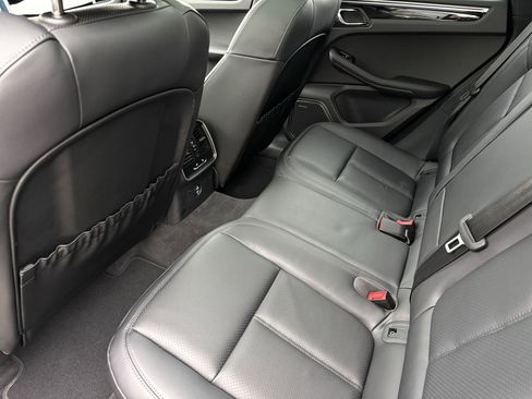 Used 2025 Porsche Macan image 31