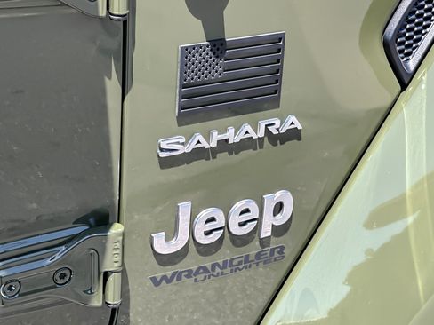Used 2022 Jeep Wrangler Unlimited Sahara w/ LED Lighting Group AWD/4WD image 27