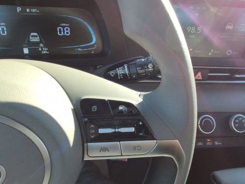 Used 2025 Hyundai Elantra SE image 25