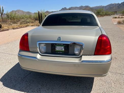 Used 2008 Lincoln Town Car Signature Limited image 18