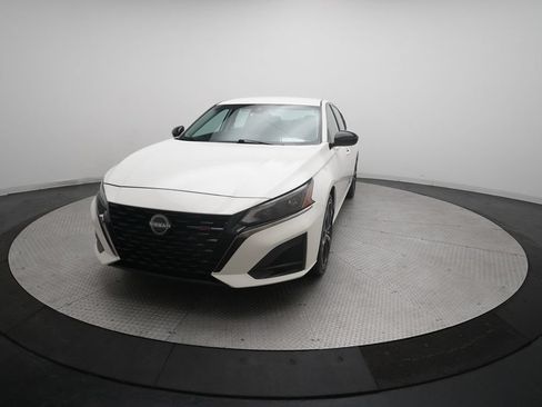 Used 2024 Nissan Altima 2.5 SR FWD image 12