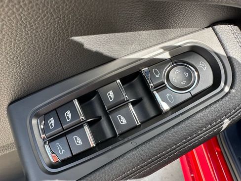 Certified 2026 Porsche Macan AWD/4WD image 19