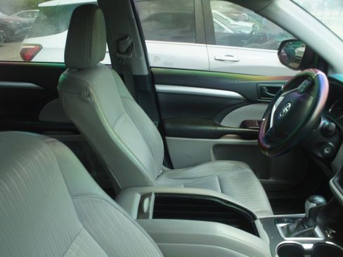 Used 2016 Toyota Highlander Plus image 4