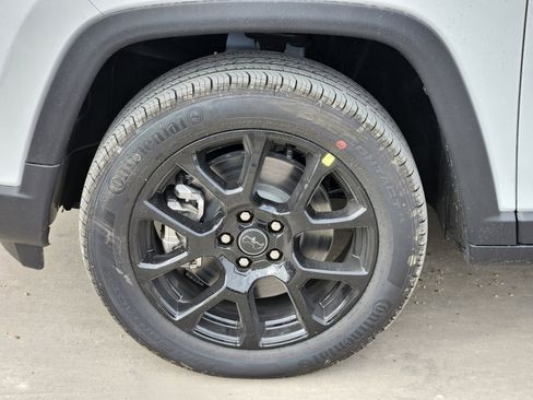 New 2026 Jeep Compass Latitude image 11