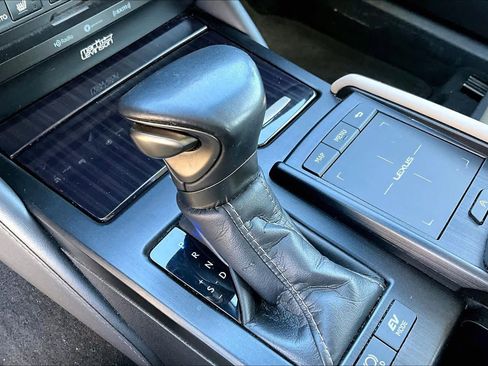 Used 2020 Lexus ES 300h w/ Accessory Package image 17