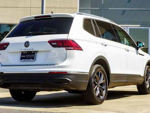 Used 2022 Volkswagen Tiguan SE FWD image 12