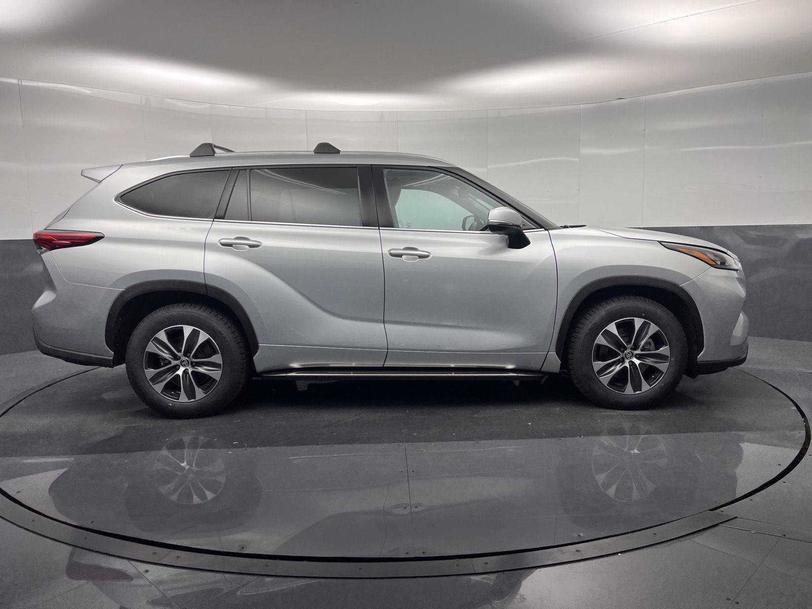 Used 2020 Toyota Highlander XLE FWD image 39