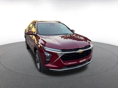 Used 2025 Chevrolet Trax LT image 3