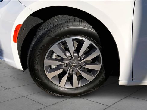 Used 2025 Chrysler Pacifica Select image 10