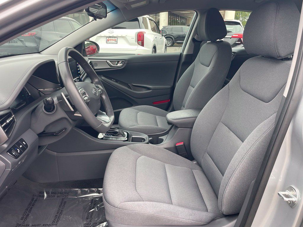Used 2020 Hyundai Ioniq SE FWD image 2