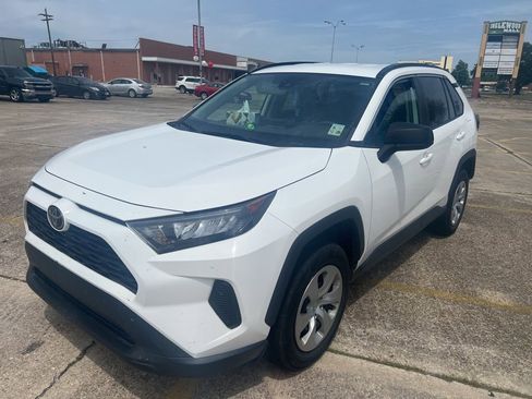 Used 2021 Toyota RAV4 LE FWD image 3