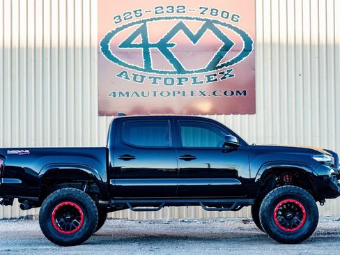 Used 2018 Toyota Tacoma SR image 2