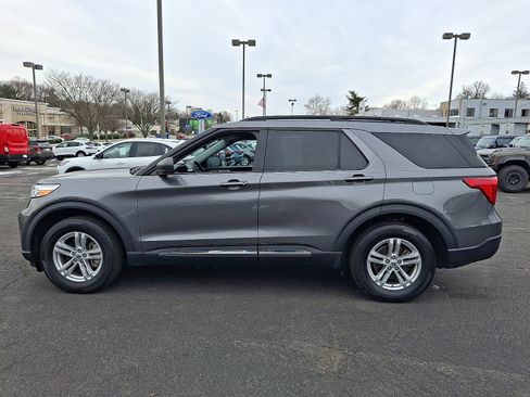 Used 2023 Ford Explorer XLT image 4