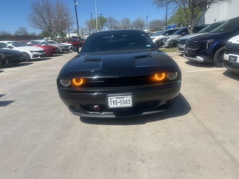Used 2015 Dodge Challenger SXT image 2