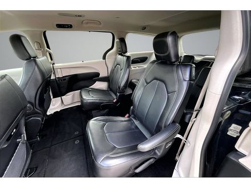 Used 2024 Chrysler Pacifica Touring-L FWD image 35