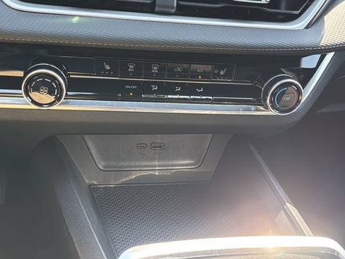 Used 2025 Chevrolet Equinox LT FWD image 28